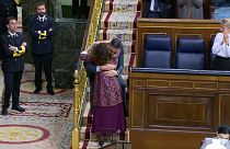 La ministra de Hacienda de España, María Jesús Montero, abraza al presidente del Gobierno tras la aprobación de los Presupuestos Generales del Estado para 2023.