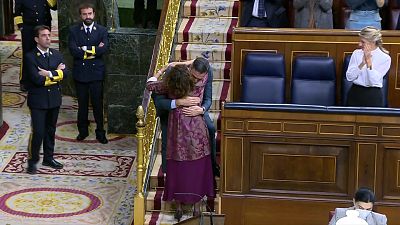 La ministra de Hacienda de España, María Jesús Montero, abraza al presidente del Gobierno tras la aprobación de los Presupuestos Generales del Estado para 2023.