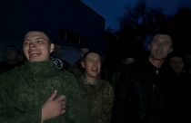 Soldados rusos de vuelta a casa, según el Ministerio de Defensa de Rusia, tras haber sido capturados en Ucrania.