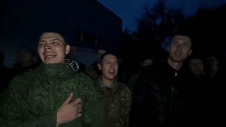 Soldados rusos de vuelta a casa, según el Ministerio de Defensa de Rusia, tras haber sido capturados en Ucrania.