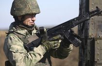 Orosz újonc katonai kiképzés közben egy lőtéren az orosz szakadárok által ellenőrzött Donyecki Népköztársaságban 2022. október 5-én