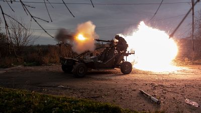 جنود أوكرانيون يستعدون لإطلاق النار على مواقع روسية في خط المواجهة بالقرب من خيرسون، جنوب أوكرانيا. 2022/11/23