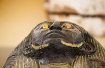 Φέρετρο μούμιας που εκτίθεται στην πυραμίδα του Ντοζέρ στην Αίγυπτο