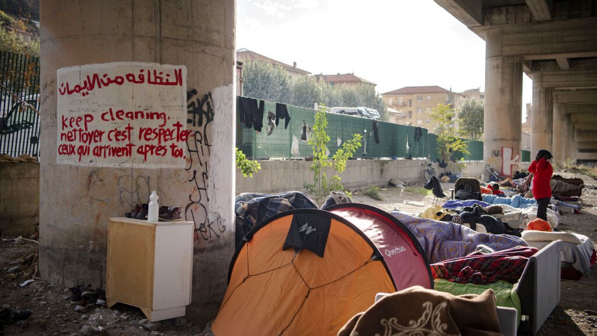 Πρόχειρο κατάλλυμα μεταναστών στα σύνορα Ιταλίας - Γαλλίας