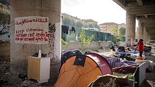 Πρόχειρο κατάλλυμα μεταναστών στα σύνορα Ιταλίας - Γαλλίας