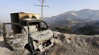 Καμμένο φορτηγό μετά από μεγάλη πυρκαγιά στην Αλγερία το καλοκαίρι του 2021