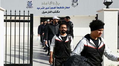 Des migrants illégaux quittent le bâtiment l'Agence de lutte contre la migration illégale à Tripoli, (Libye) avant d'être expulsés - 25.11.2022