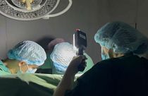 Opération chirurgical à Kyiv, éclarée par des lampes torches