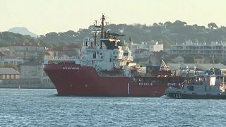 Le navire de migrants "Ocean Viking" arrivant au port de Toulon, dans le sud de la France, le 11 novembre 2022