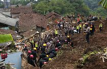 Endonezya'da 21 Kasım'da meydana gelen depremin ardından arama kurtarma faaliyetleri devam ediyor