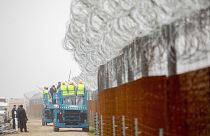 Fogvatartottak dolgoznak Röszke közelében a határvédő kerítés megerősítésén