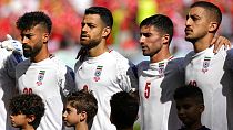 İranlı milli futbolcular ilk maçın aksine Galler maçı öncesi İran milli marşına eşlik etti