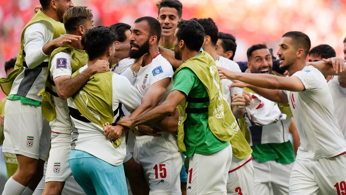لاعبو المنتخب الإيراني يحتفلون بتسجيل الهدف الأول ضدّ ويلز 