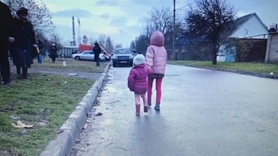 Dos niñas buscan refugio cuando comienza el ruido de los misiles