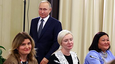 Vladimir Putin e mães de soldados russos.