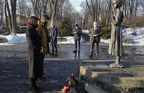 وزيرة الخارجية الألمانية أنالينا بربوك، أمام نصب تذكاري المجاعة الكبرىخلال زيارتها إلى كييف فبي فبراير/شباط 2022