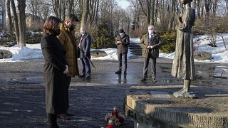 وزيرة الخارجية الألمانية أنالينا بربوك، أمام نصب تذكاري المجاعة الكبرىخلال زيارتها إلى كييف فبي فبراير/شباط 2022
