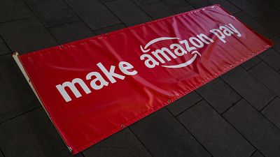 Плакаты протестующих сотрудников Amazon.