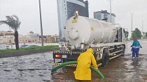 Suudi Arabistan'ın Cidde kentinde dün etkili olan şiddetli yağışlar nedeniyle birçok ana yol sular altında kaldı.