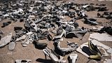Weggeworfene Schuhe, gelandet in der Atacama-Wüste