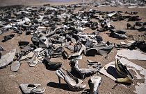 Sapatos acumulam-se numa lixeira clandestina em Alto Hospicio, na província de Iquique, no Chile.