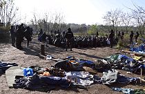 Serbische Grenzbeamte halten Migranten in der Nähe von Horgos fest