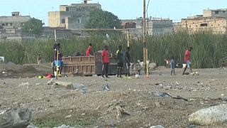 Sénégal : un terrain de football "fait de gravats et d'ordures"
