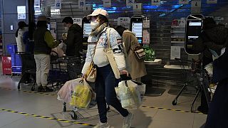 Çin'in başkenti Pekin'de karantina iddiaları nedeniyle vatandaşlar süpermarketlere akın etti