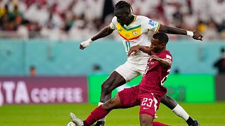 القطري عاصم ماديبو والسنغالي باتي سيس في مباراة منتخبهما ضمن المجموعة الأولى في كأس العالم، استاد الثمامة، الدوحة، الجمعة 25 نوفمبر 2022