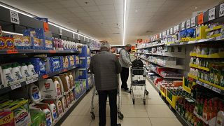 Πελάτες διαλέγουν προϊόντα σε κατάστημα σούπερ μάρκετ