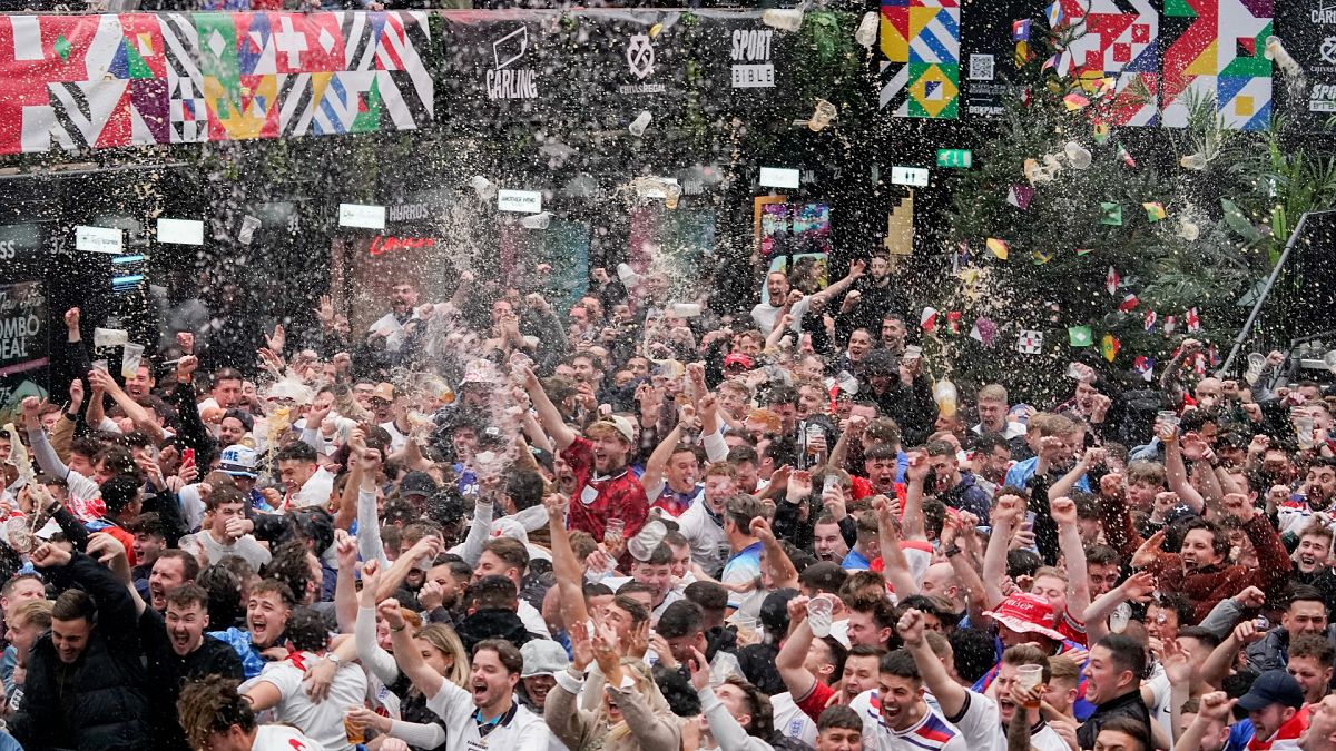 مشجعون إنجليز خلال الاحتفال بالفوز على إيران 6-2