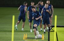 Лионель Месси разогревается перед тренировкой сборной Аргентины в Дохе
