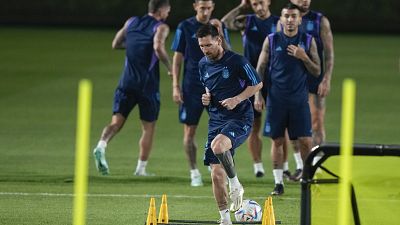 Messi entrena este viernes en Doha para el decisivo partido del sábado.