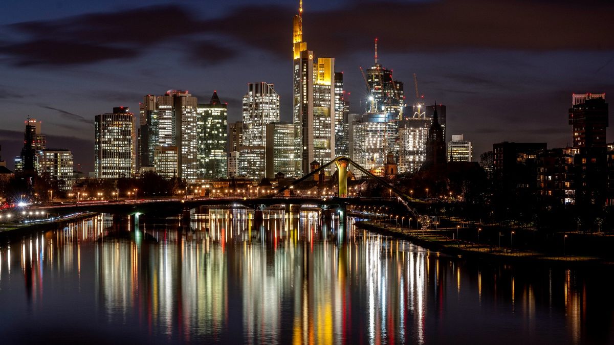  أضواء مباني الحي المصرفي في فرانكفورت، الخميس 24 نوفمبر 2022.