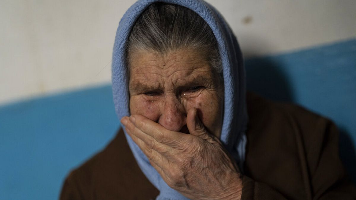 83-jährige Frau nach dem Angriff auf ihr Wohnhaus in Cherson in der Ukraine