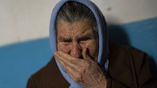 83-jährige Frau nach dem Angriff auf ihr Wohnhaus in Cherson in der Ukraine