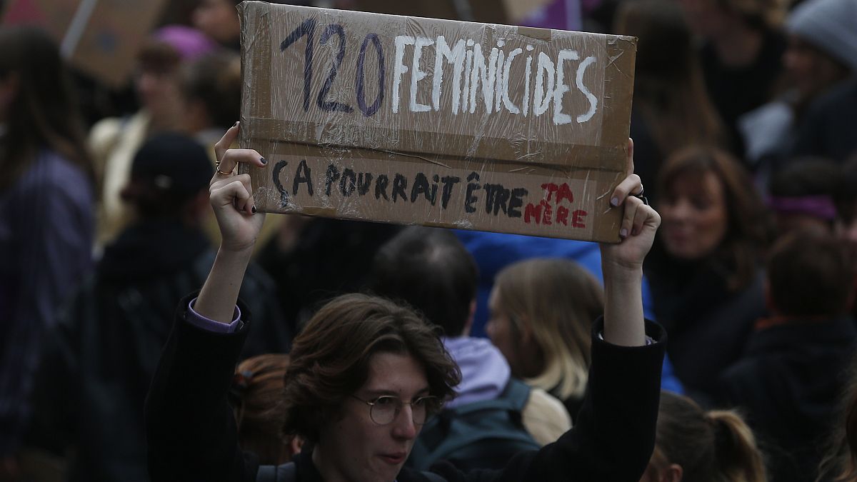 Tüntető a nőket érő erőszak elleni tiltakozáson Franciaországban