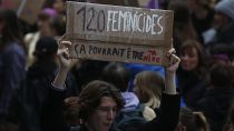 تجمع مئات الأشخاص للاحتجاج والتوعية بأهمية مكافحة العنف والتحيز ضد المرأة. ليل - شمال فرنسا 2022/11/19