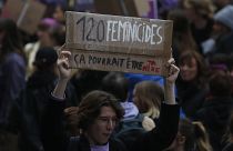 Tüntető a nőket érő erőszak elleni tiltakozáson Franciaországban