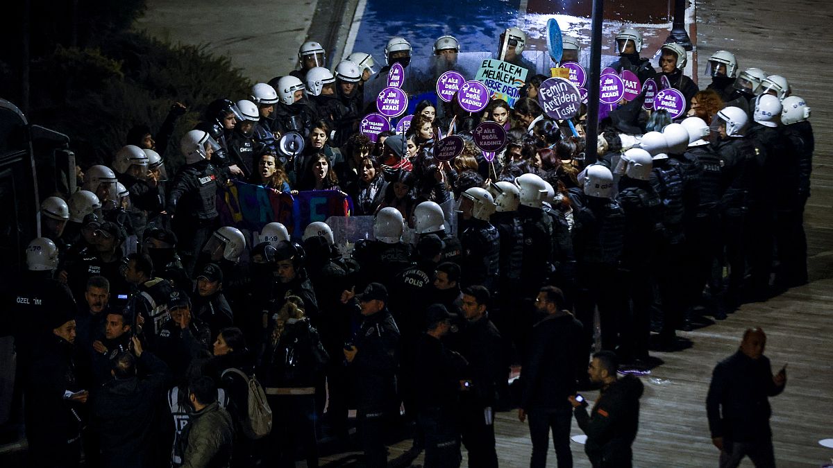 Группа активисток в окружении турецкой полиции в день борьбы за ликвидацию насилия в отношении женщин, Стамбул, 25 ноября 2022 года.