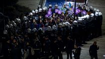 Группа активисток в окружении турецкой полиции в день борьбы за ликвидацию насилия в отношении женщин, Стамбул, 25 ноября 2022 года.