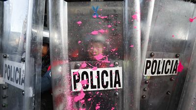Una agente de policía durante una marcha para conmemorar el Día Internacional de la Eliminación de la Violencia contra la Mujer en la Ciudad de México, 25/22/2022