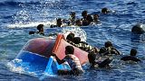 Μετανάστες κολυμπούν δίπλα στην αναποδογυρισμένη βάρκα τους ανοιχτά του νησιού Λαμπεντούζα της Ιταλίας