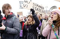 "Jetzt rechnen wir mit den Staaten ab", steht auf dem Schild Greta Thunbergs bei einem Protest in Stockholm am 25. November 2022.