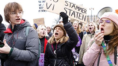 Greta Thunberg (középen) a Stockholm-i Központi Bíróság előtti tüntetésen