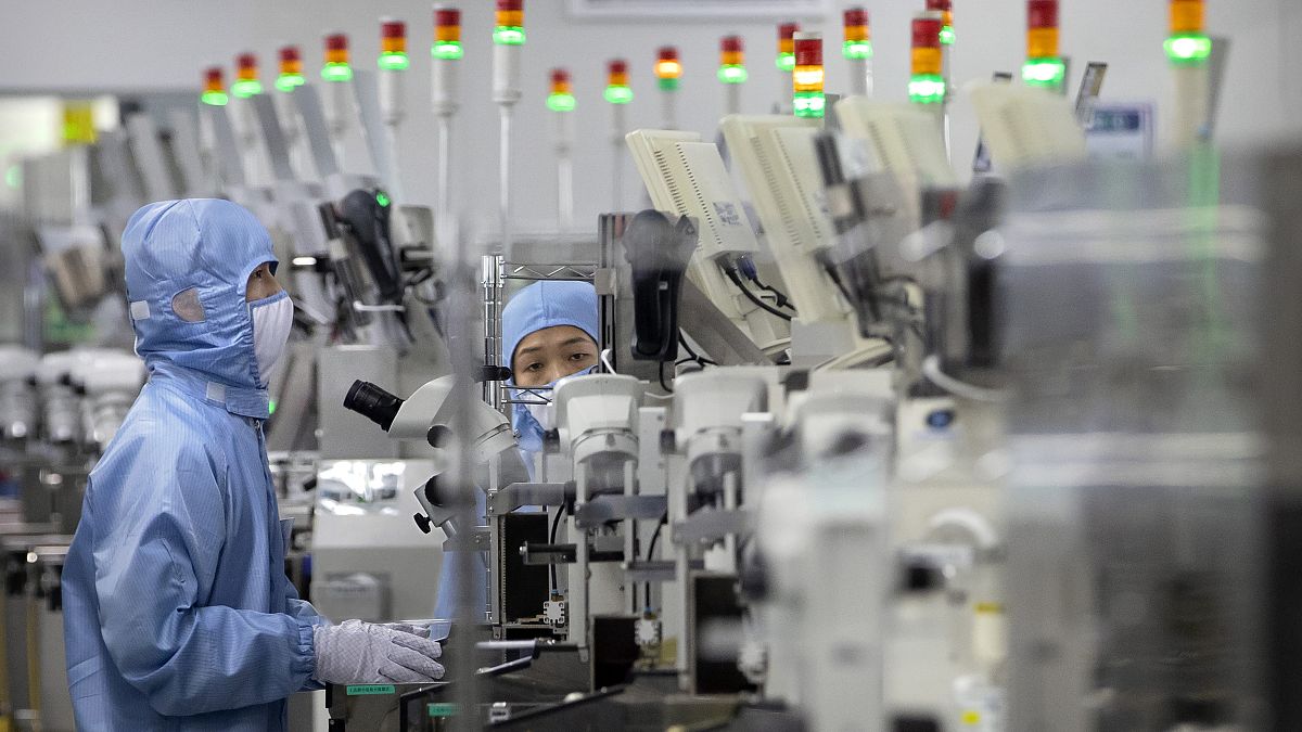 موظفون يرتدون معدات واقية في منشأة إنتاج معدات اتصالات في بيكين. 2020/05/14