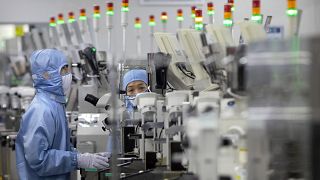 موظفون يرتدون معدات واقية في منشأة إنتاج معدات اتصالات في بيكين. 2020/05/14