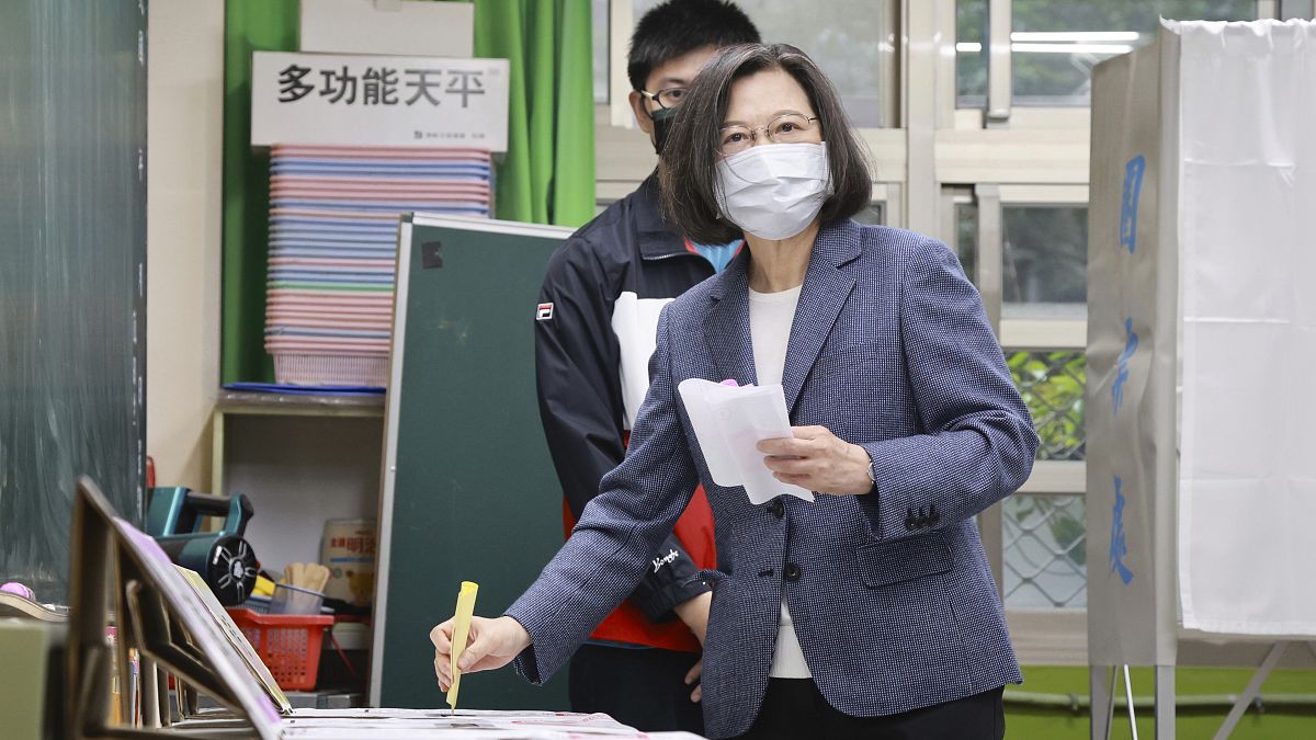 La presidenta de Taiwán, Tsai Ing-wen, deposita sus votos en un colegio electoral en la ciudad de Nuevo Taipei, Taiwán, el sábado 26 de noviembre de 2022.