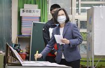 Президент Тайваня Цай Ин-вэнь голосует на избирательном участке в городе Синьбэй (Новый Тайбэй), Тайвань, 26 ноября 2022 года.