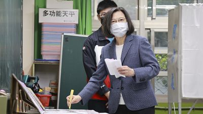 La présidente taiwanaise, Tsai Ing-wen vote, le 26 novembre 2022